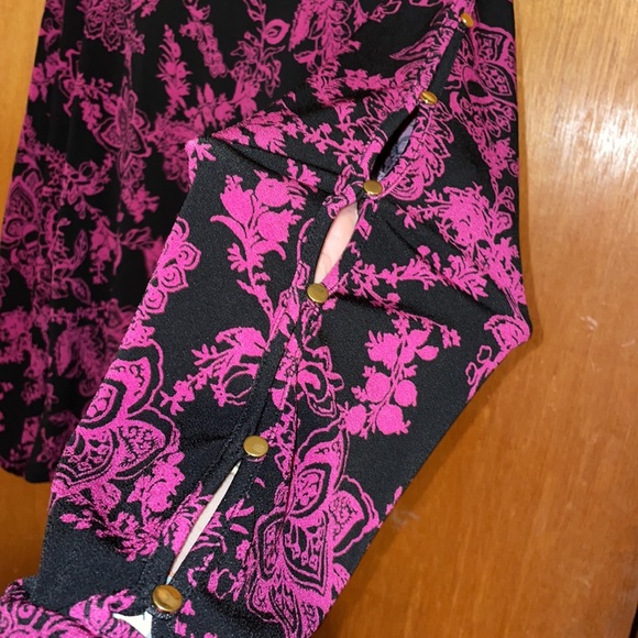 •ROZ & ALI•NWOT BLACK & PINK FLORAL WITH GOLD STUD SCOOPNECK BLOUSE SIZE LARGE - Picture 8 of 9
